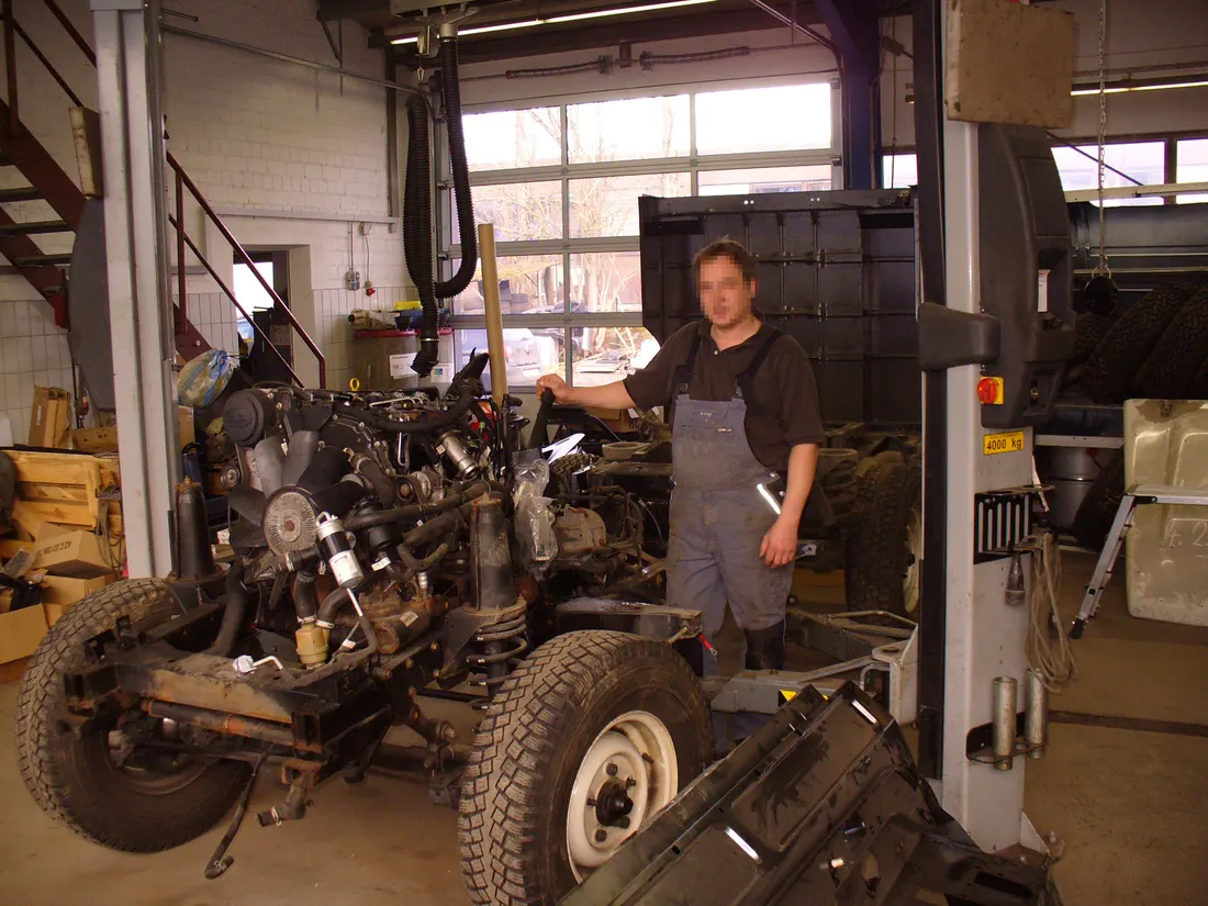 Mechaniker bei der Arbeit an einem Land Rover in der Werkstatt